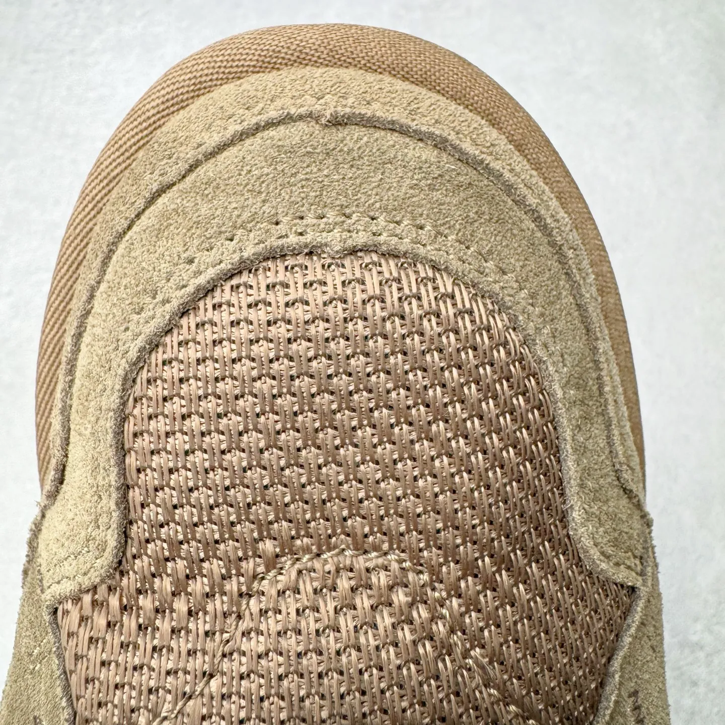 Pick up locally💰640 UGG 4032 Meyer autumn and winter sheepskin and fur integrated snow boots. All shoes are made of ZP from the same factory. Longfeng A-grade Australian imported sheepskin and fur integrated. Men's and women's boots brand OEM production line fully follows the ZP process. OEM original pattern maker adheres to the principle of no original shoes and no development selection. Pay attention to every detail. The most authentic version on the market TREADLITE "Light Wing" technology outsole Lightweight/durable/flexible/pile size: 35 36 37 38 39 40 41 42 43 44 45 Coding: by3936030